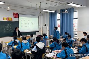 克莱称赞库明加的成长：你们忘了他多年轻 他总有一天会成为球星